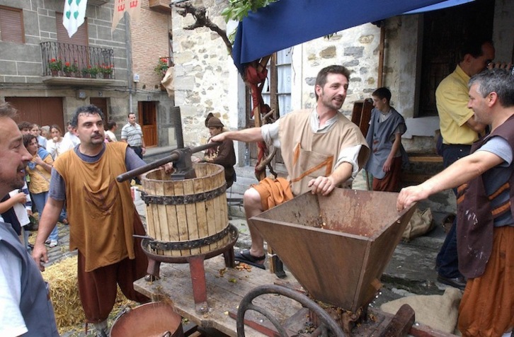 Prensa de manzanas en el Mercado de Antaño de Artziniega (Luis JAUREGIALTZO/FOKU)