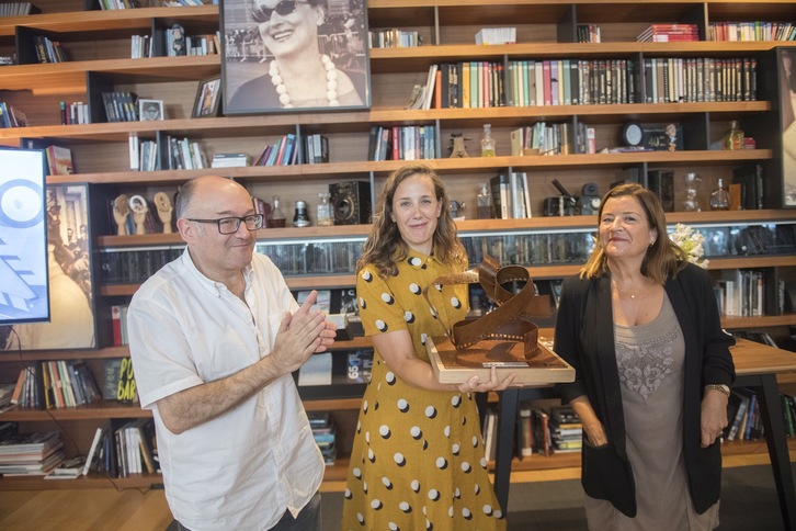 Marian Fernández ha recibido el galardón de manos de Rebordinos y Odriozola. (Gorka RUBIO / FOKU)
