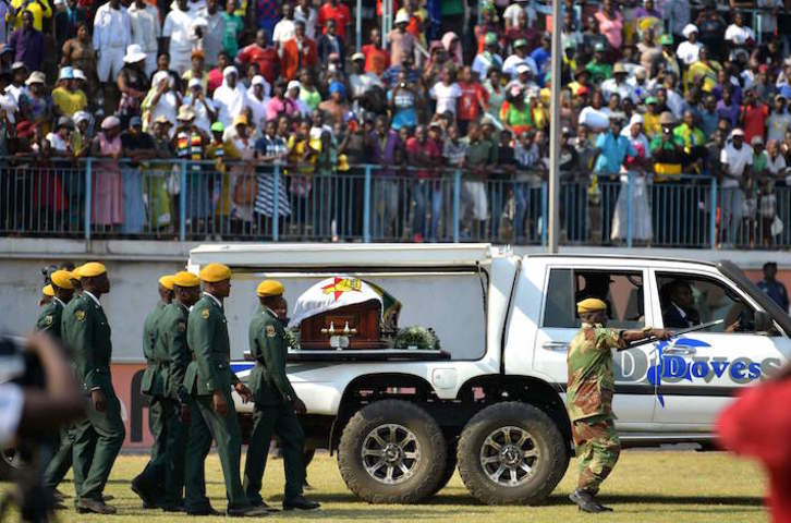 El féretro con los restos de Mugabe, a su llegada al estadio de Rufaro, donde miles de conciudadanos han acudido a darle su último adiós. (Tony KARUMBA/AFP)