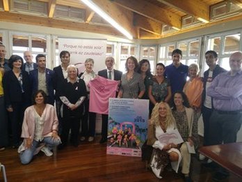 Participantes en la presentación de la carrera solidaria.