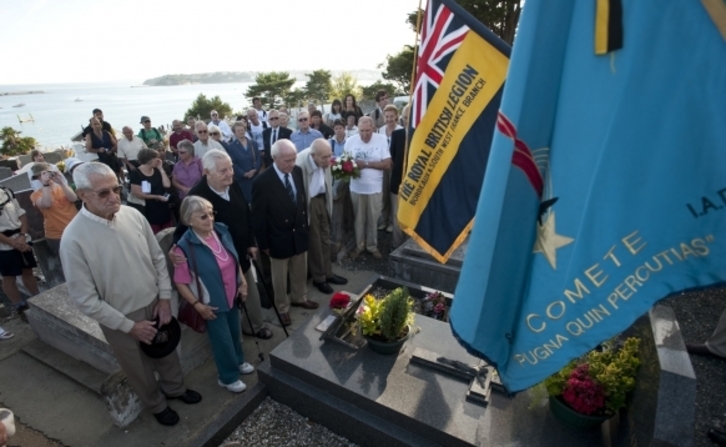 Kattalin Agirre eta Florentino Goikoetxearen aldeko omenezko ekitaldia Ziburuko hilerrian. (Isabelle MIQUELESTORENA)