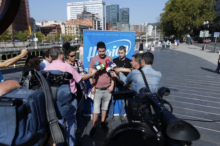 Beñat Zarrabeitia e Ibon Meñika han comparecido ante los medios. (Aritz LOIOLA | FOKU)