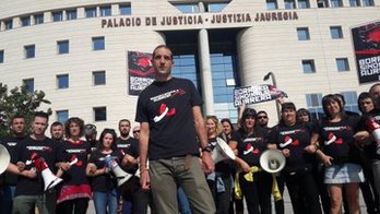 Imanol Salinas, arropado por sindicalistas de LAB ante el Palacio de Justicia de Iruñea. (LAB)