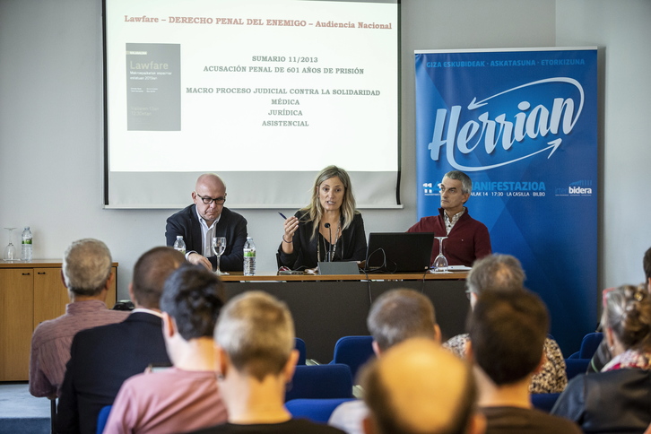 Gonzalo Boye, Bea Ilardia y Txemi Gorostiza, durante la charla de Bilbo. (Aritz LOIOLA/FOKU)