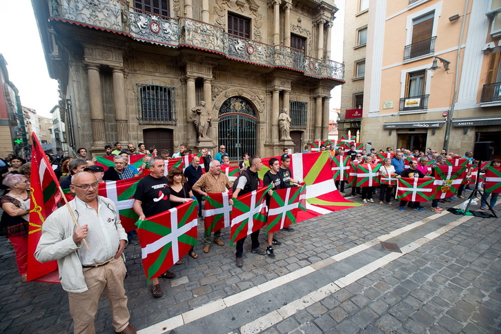 Concentración para denunciar la persecución de la ikurriña en Iruñea. (Iñigo URIZ/FOKU)