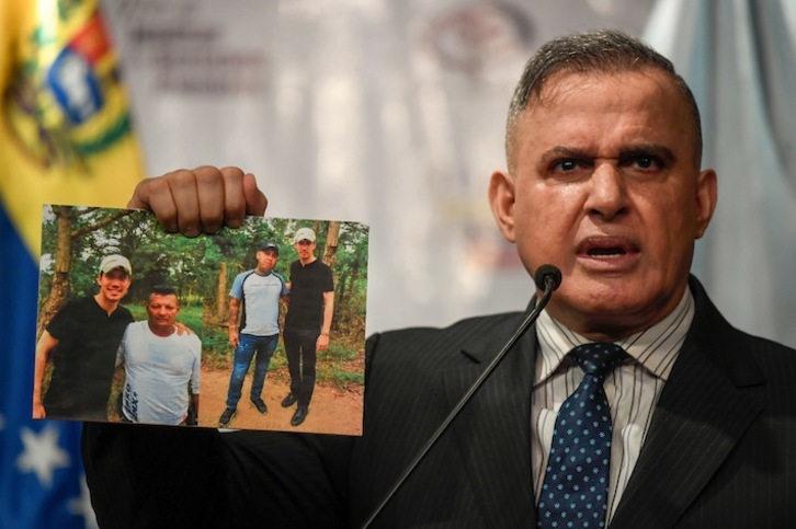 El fiscal general de Venezuela, Tarek William Saab, muestra las imágenes de Guaidó posando con dos paramilitares colombianos. (Federico PARRA / AFP)