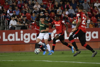 Capa trata de zafarse de varios jugadores el Mallorca. (Miquel BORRAS / LA OTRA FOTO)