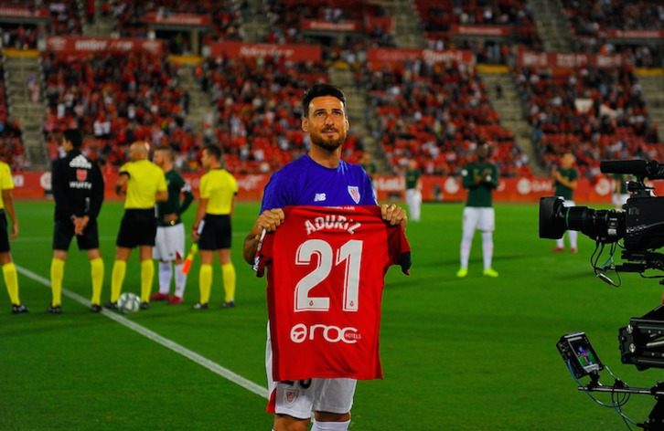 Aduriz fue homenajeado antes y durante el partido en Mallorca. (Miquel BORRAS / LA OTRA FOTO)