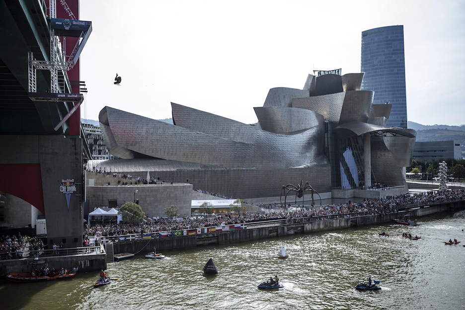 Guggenheim museoa eszenatoki dela, irudi bikainak utzi dituzte jauzilariek. (Aritz LOIOLA | FOKU) Guggenheim museoa eszenatoki dela, irudi bikainak utzi dituzte jauzilariek. (Aritz LOIOLA | FOKU)