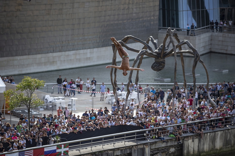Eguraldia lagun, jendetza erraz batu da Salbeko zubiaren bueltan. (Aritz LOIOLA | FOKU) Eguraldia lagun, jendetza erraz batu da Salbeko zubiaren bueltan. (Aritz LOIOLA | FOKU)