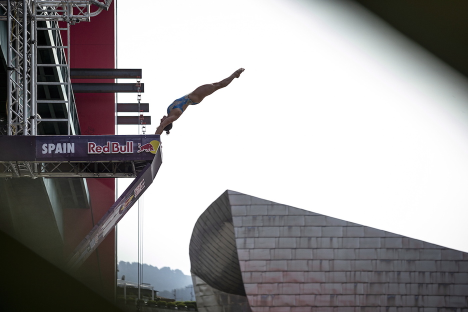 Oholtzatik uretara, segundo gutxiren buruan airean dantza egin daitekeela erakutsi dute gehienek. (Aritz LOIOLA | FOKU) Oholtzatik uretara, segundo gutxiren buruan airean dantza egin daitekeela erakutsi dute gehienek. (Aritz LOIOLA | FOKU)