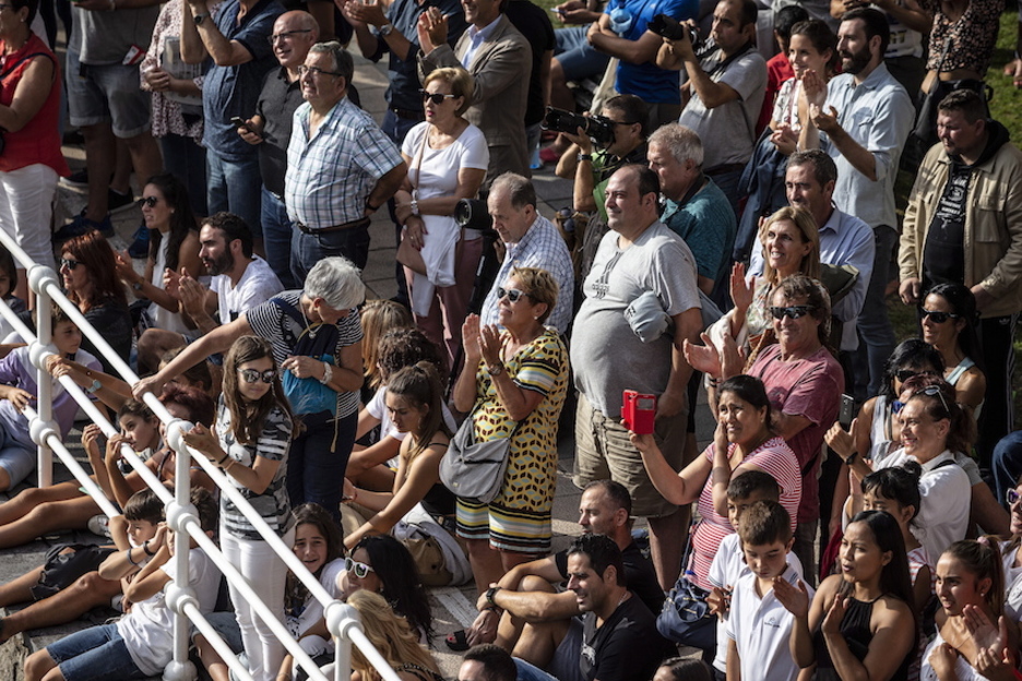 Eta publikoa txaloka; jakin du jauzilarien jarduna balioan jartzen. (Aritz LOIOLA | FOKU) Eta publikoa txaloka; jakin du jauzilarien jarduna balioan jartzen. (Aritz LOIOLA | FOKU)