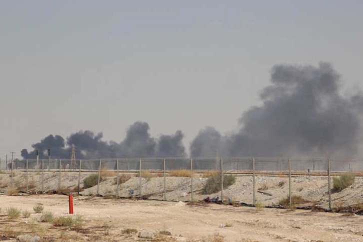 El humo se eleva de una de las instalaciones petroleras atacadas en Abaqaiq. (AFP) 