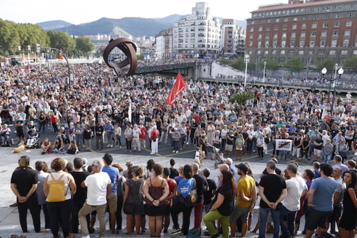 Acto final en las escalinatas del Ayuntamiento. (Aritz LOIOLA/FOKU)