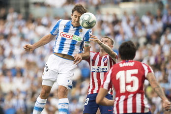 Oyarzabal intenta retamar de cabeza. (Juan Carlos RUIZ/FOKU)