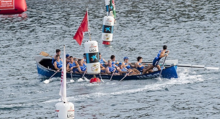 La «Enbata» de Zarautz, uno de los grandes triunfadores al conseguir el ascenso a la Liga Eusko Label. (Luis JAUREGIALTZO / FOKU)
