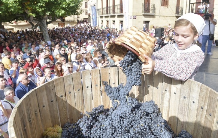 El ambiente en la fiesta del vino en Mañueta. (Idoia ZABALETA/FOKU)