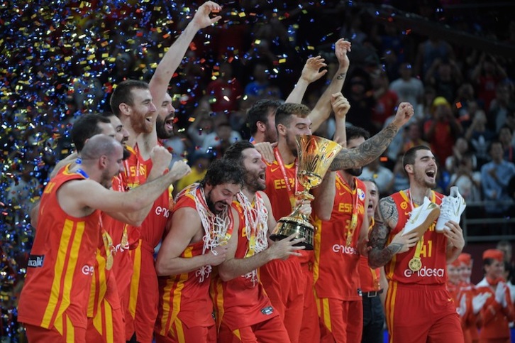 El seleccionado español de baloncesto, con la medalla de oro al cuello y la Copa Naismith en la mano. (Noel CELIS / AFP PHOTO)