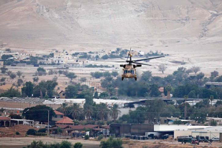 Un helicóptero transporta a Benjamin Netanyahu tras la reunión ministerial en el Valle del Jordán. (Amir COHEN/AFP)