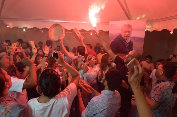 Seguidores de Nabil Karoui celebran el resultado en su sede en Túnez. (Fethi BELAID/AFP)