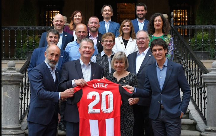 Recimiento en Ibaigane al gobernador de Idaho, Brad Little, con asistencia de representantes de la Diputación de Bizkaia. (@AthleticClub)