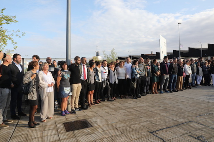 Los encausados, junto a personas que han acudido a apoyarles, en el exterior de la Audiencia Nacional. (J. DANAE / FOKU)