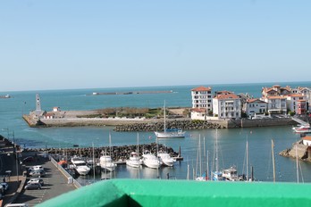 Du balcon du feu amont, on distingue le feu aval rouge de Saint-Jean-de-Luz à l'entrée du port.  © Pays d’art et d’histoire de Saint-Jean-de-Luz / Ciboure