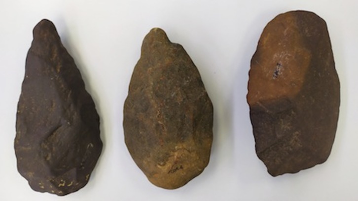Algunas de las herramientas del Paleolítico halladas en el alto de Ezkirotz. (FOTOGRAFÍAS: Iñaki VIGOR)