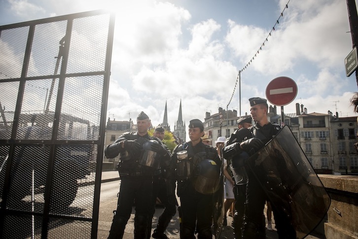 Polizikideak, Baionako kaleetan G7ak iraun zuen bitartean. (Guillaume FAUVEAU | AFP)