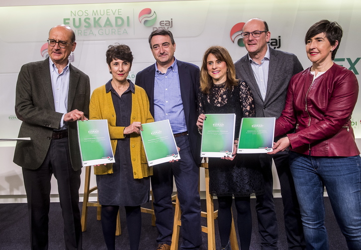 Los cabezas de lista jelkides a Congreso y Senado, en abril con el programa. (Luis JAUREGIALTZO | FOKU)