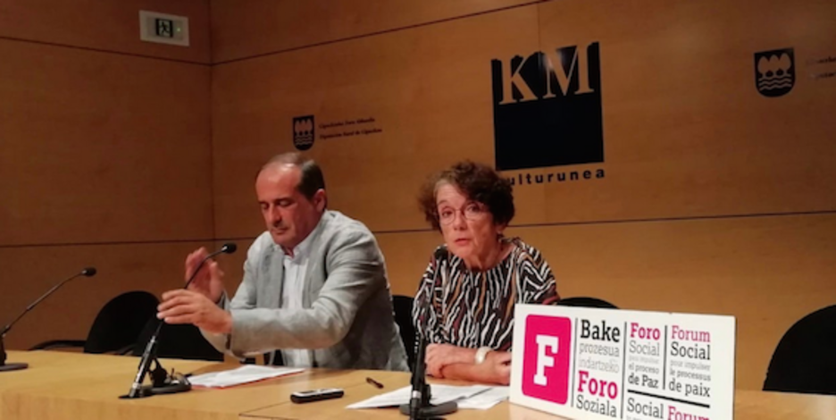 Agus Hernán junto a Teresa Toda en la rueda de prensa ofrecida en Donostia. (FORO SOZIALA)