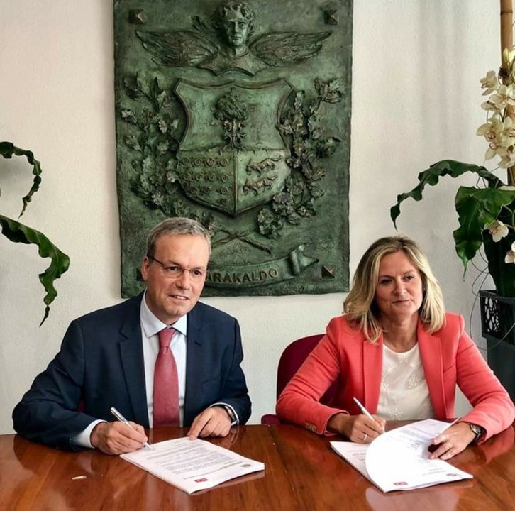 Alfredo Retortillo (PSE) y Amaia del Campo (PNV) firman el acuerdo. (@eajpnvbarakaldo)