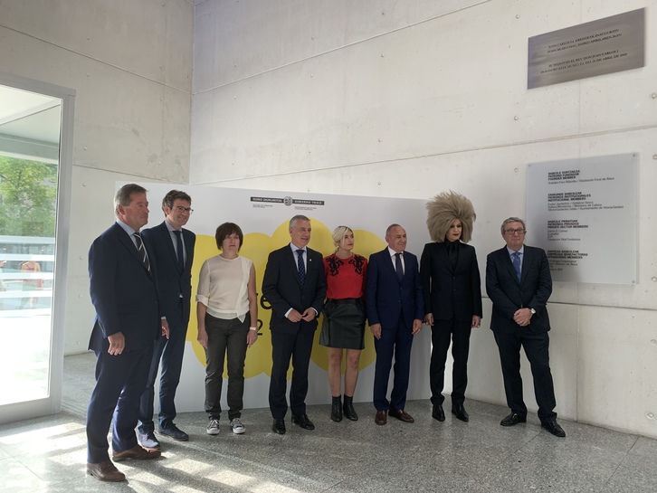 Los galardonados posan junto a autoridades. (NAIZ)