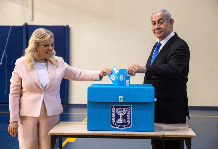 Benjamin Netanyahu y su esposa Sara votando en Jerusalén. (Heidi LEVIN/POOL AFP)