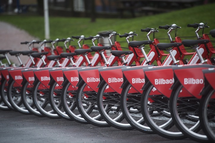La implantación del servicio de préstamo ha disparado el uso de la bici en Bilbo. (Luis JAUREGIALTZO | FOKU)