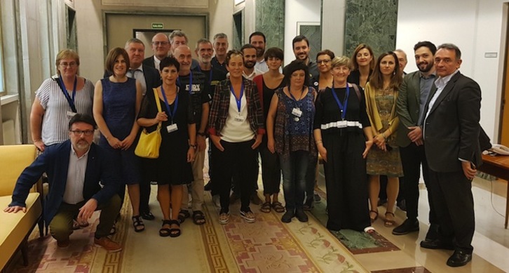 Altsasuko Gurasoak Madrilgo Kongresuko diputatuekin bildu dira auzi saioaren ondotik. (ALTSASUKO GURASOAK)