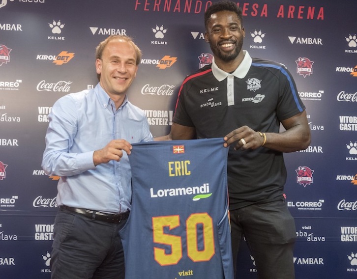 Micheal Eric enseña la que será su nueva camiseta, en su presentación como jugador del Baskonia. (Juanan Ruiz / FOKU)