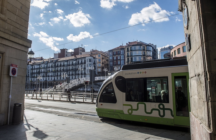 Unidad del tranvía circulando por la calle Ribera. (Luis JAUREGIALTZO | FOKU)