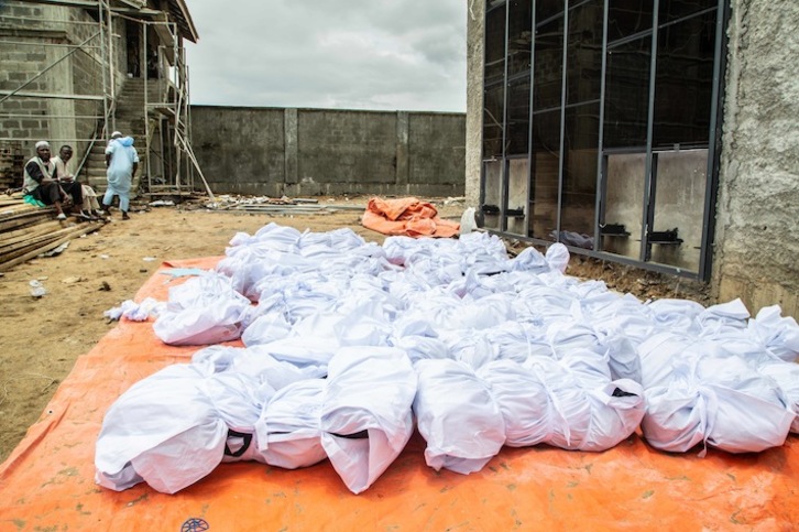 Los cuerpos de los niños fallecidos, en el exterior de la escuela incendiada. (Carielle DOE / AFP)
