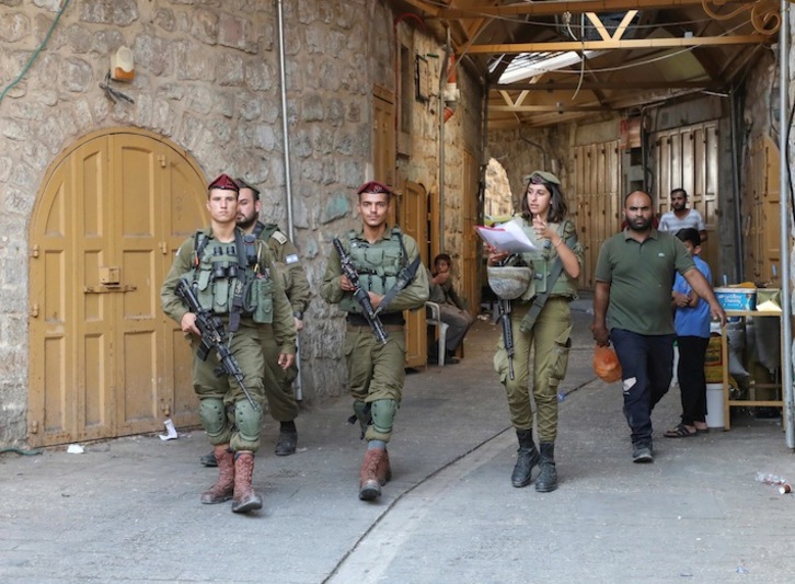 Soldados israelíes, patrullando en Hebrón. (Hazem BADER / AFP)