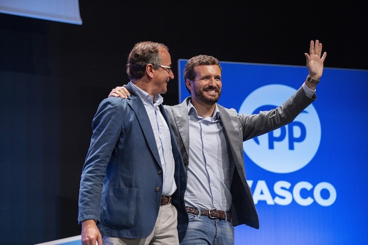 Alonso y Casado, en la reciente Convención del PP en Gasteiz. (Endika PORTILLO | FOKU)