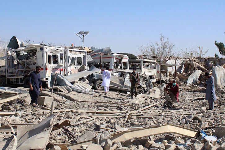 Fuerzas afganas inspeccionan la zona donde esta mañana ha explotado un camión boma colocado por los talibanes en la provincia de Zabul, al sur de Afganistán (STR/AFP)