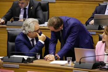 Carlos Pérez Nievas habla con Javier Esparza en la Cámara. (PARLAMENTO DE NAFARROA)