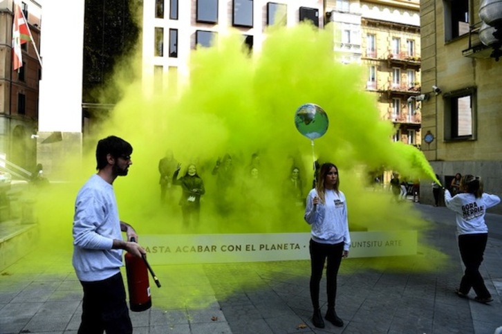 Jóvenes han rociado de verde a quienes representan la destrucción capitalista.(Luis JAUREGIALTZO/FOKU)  