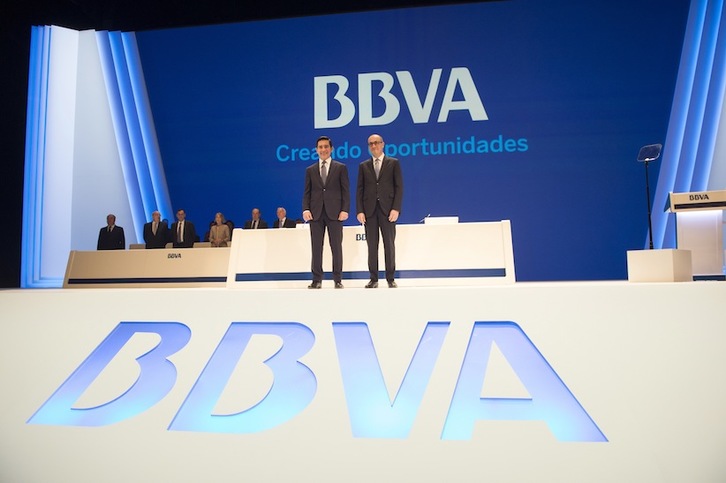 A la izquierda, el presidente de BBVA Carlos Torres en la última Junta General de Accionistas.(Monika DEL VALLE / FOKU)