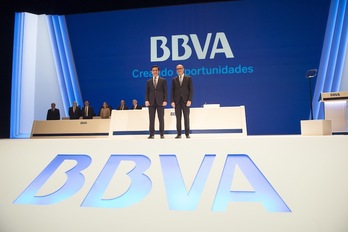 A la izquierda, el presidente de BBVA Carlos Torres en la Junta General de Accionistas de BBVA que se celebró en marzo en el Palacio Euskalduna.(Monika DEL VALLE / FOKU)
