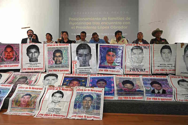 Familiares de los 43 estudiantes desaparecidos en 2014 en Iguala comparecen tras reunirse con el presidente mexicano, Andrés Manuel López Obrador. ( Pedro PARDO/AFP) 