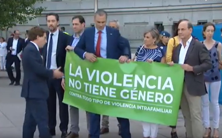En la imagen de vídeo, el alcalde Almeida ante los ediles de Vox. (YOUTUBE)