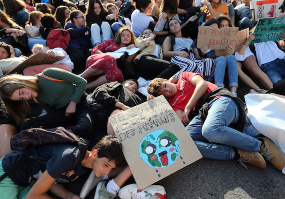  Les lycéens ont fait un "die-in" devant la sous-préfecture de Bayonne pour dénoncer l'inaction climatique du gouvernement. © Bob EDME