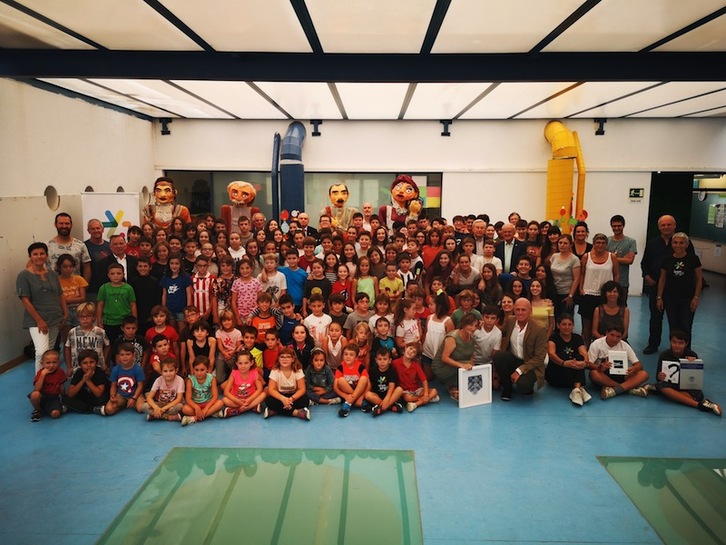 Miembros de Euskaltzaindia, con ikasles e irakasles de Argia. (Euskaltzaindia Twitter)